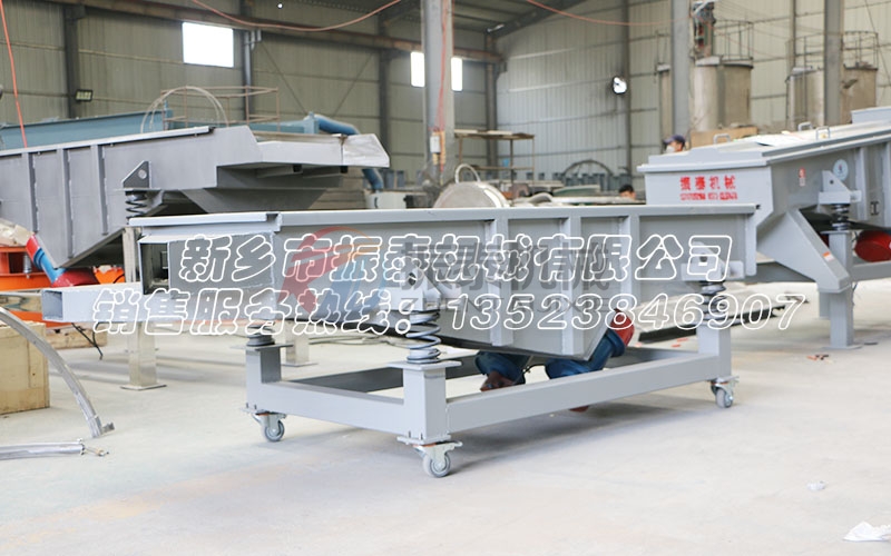 玻璃粉末顆粒直線振動(dòng)篩為什么加布料器？有什么優(yōu)點(diǎn)